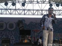 Penyanyi Andre Hehanusa Terpukau Keramahan Raja Ampat