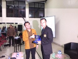 Pakai Jaket Berlogo Universitas Harvard, Agus Yudhoyono Isi Seminar di UI