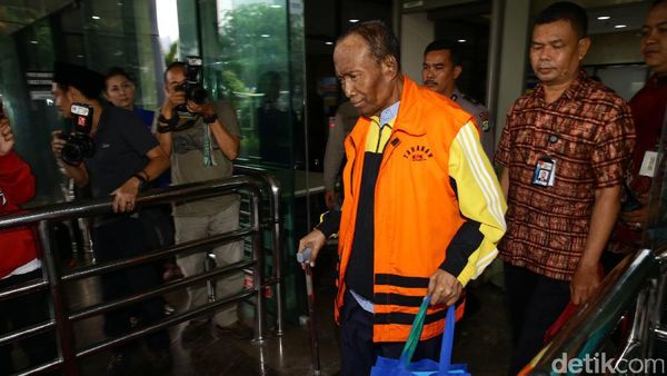 Bertongkat, Sugiharto Diperiksa KPK