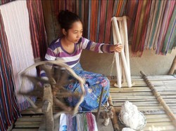 Belajar Menenun Bareng Suku Sasak di Desa Sade, Lombok