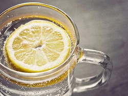 Bukan Hanya Segar, Ini 5 Manfaat Minum Air Lemon Campur Madu