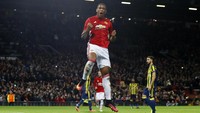 Anthony Martial mencetak 1 gol lewat titik putih. Reuters/Jason Cairnduff.