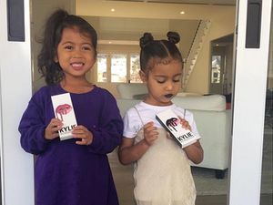 Saat Putri Kim Kardashian Coba Pakai Lipstik Hitam Kylie Jenner