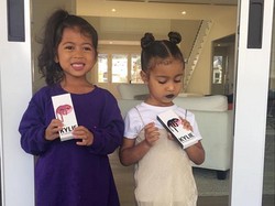 Saat Putri Kim Kardashian Coba Pakai Lipstik Hitam Kylie Jenner