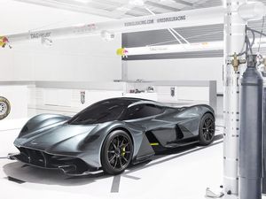 Hypercar Aston Martin Bisa Ngebut Sampai 402 Km/Jam Hypercar Aston Martin Bisa Ngebut Sampai 402 Km/Jam