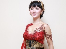 Lagi, Bokong Zaskia Gotik Dipegang Fans di Atas Panggung