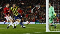 Gol hiburan Fenerbahce dibuat Robin van Persie. Reuters/Jason Cairnduff.