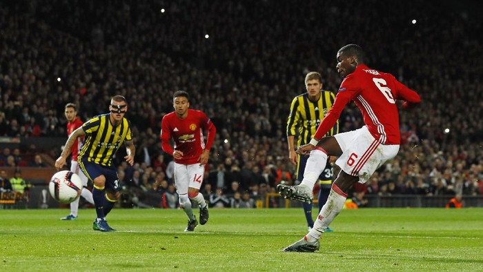 Pogba Izin Dulu ke Rooney Sebelum Eksekusi Penalti