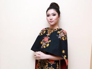Cantiknya Isyana Sarasvati dengan Dress Etnik