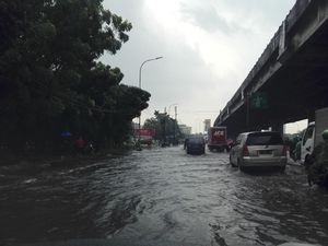 Jalan Cempaka Putih Tergenang 20 Cm, Lalin Tersendat di Lajur Kanan