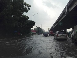 Jalan Cempaka Putih Tergenang 20 Cm, Lalin Tersendat di Lajur Kanan