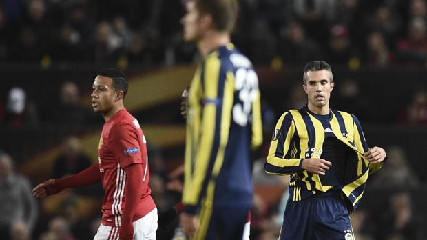 Fenerbahce's Dutch forward Robin van Persie (R) reacts with his shirt ripped after a challenge with Manchester United's Dutch midfielder Memphis Depay (L) during the UEFA Europa League group A football match between Manchester United and Fenerbahce at Old Trafford in Manchester, north west England, on October 20, 2016. / AFP PHOTO / OLI SCARFF