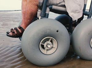 Wah, Kursi Roda Ini Bisa Menggelinding di Basahnya Pasir Pantai