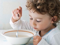 Saat Anak Malas Makan Karena Flu, Buatkan Saja 5 Sup Enak Kaya Nutrisi Ini