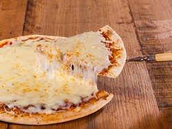 Tergoda Gambar Tarikan Keju Leleh pada Makanan? Ini Alasannya