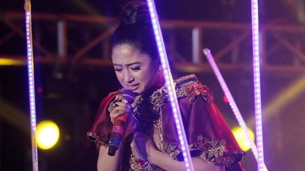 Happy dan Sendunya Dewi Persik di Atas Panggung