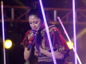 Happy dan Sendunya Dewi Persik di Atas Panggung