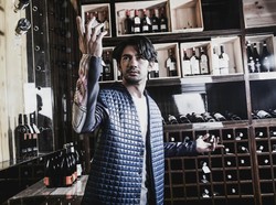 Reza Rahadian Sabet Piala FFI 2016 untuk Pemeran Utama Pria Terbaik