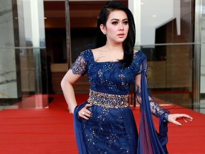 Lady in Blue! Gaya Syahrini dengan Gaun Biru