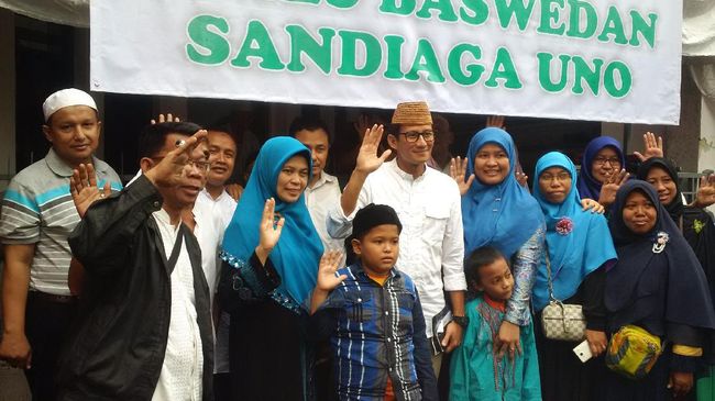 Sandiaga Kenalkan 'Salam Bersama' ke Ibu-ibu Pengajian Sandiaga Kenalkan 'Salam Bersama' ke Ibu-ibu Pengajian
