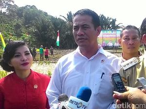 Ke Daerah Perbatasan di Kalbar, Mentan Tanam Padi Hingga Panen Bawang