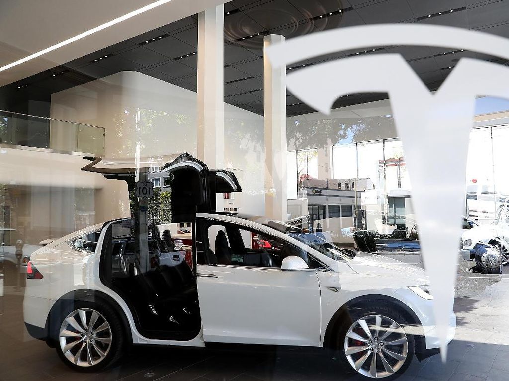 Kecewa Berat: 8 Bulan Inden Mobil Tesla, Pas Datang Bannya Belang