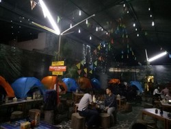 Bisa, Kulineran Sambil Camping di Kafe Tangerang