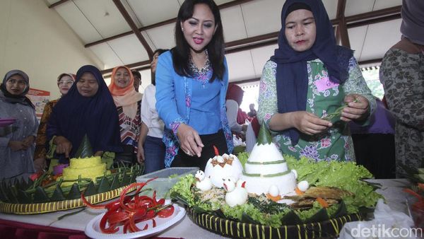 Isteri Wagub DKI Saksikan Lomba Tumpeng