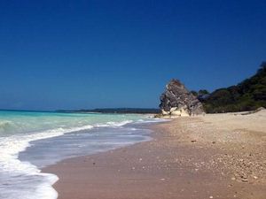 Terpesona Warna-warni Pantai Kolbano di NTT