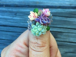 Seniman Ciptakan Tren Unik, Pakai Tanaman Sukulen Sebagai Nail Art