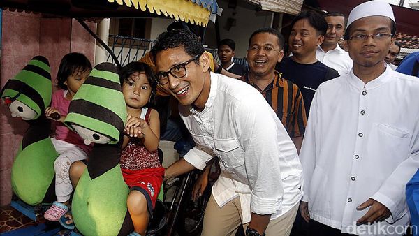 Sandiaga Kunjungi Warga Tebet