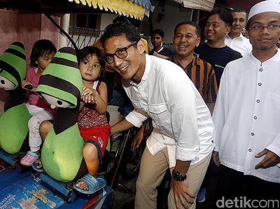 Sandiaga Kunjungi Warga Tebet