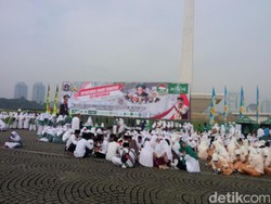 Ribuan Santri Padati Monas Gelar Upacara Bendera