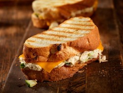 Daripada Beli, Buat Saja Sendiri Sandwich Tuna dengan Lelehan Keju