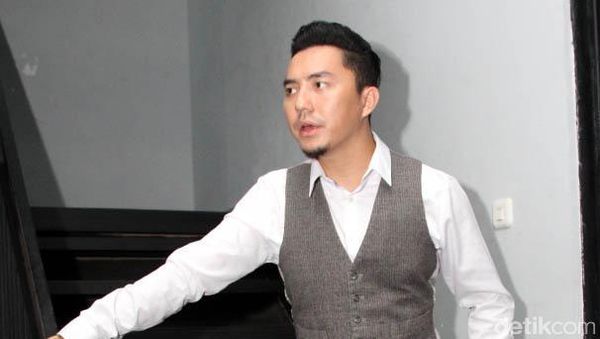 Gaya Necis Ananda Omesh