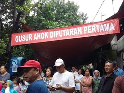 Kunjungi Warga Ancol, Anies Disambut Spanduk Gusur Ahok
