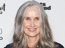 Tips Cantik dan Bugar dari Nicola Griffin, Model Lingerie Berusia 56 Tahun