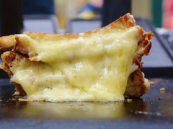 Kenapa Keju yang Meleleh Rasanya Makin Enak? Ini Penjelasannya