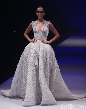 Tex Saverio Hadirkan Koleksi Bertabur Mutiara nan Dramatis di JFW 2017