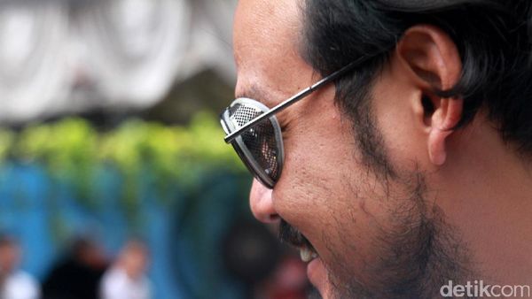 Dwi Sasono Berkacamata Nyentrik