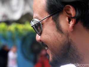 Dwi Sasono Berkacamata Nyentrik
