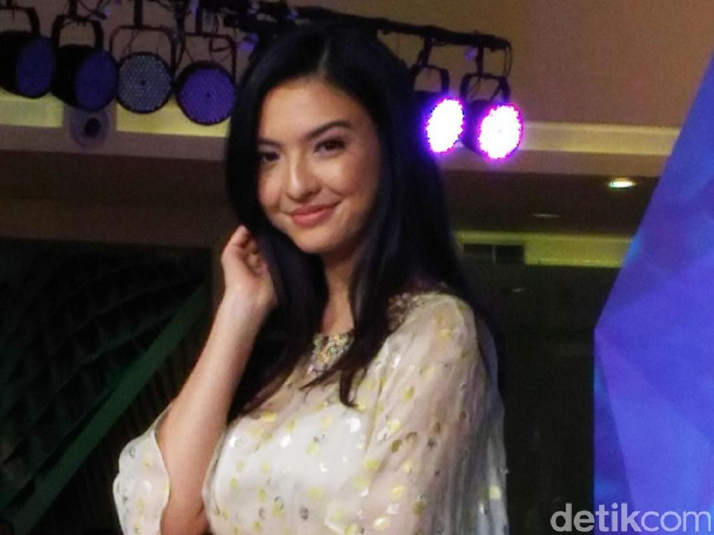 Raline Shah Dicium Orang Utan, Netter Heboh Raline Shah Dicium Orang Utan, Netter Heboh