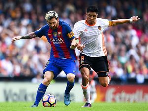 Direktur Olahraga Valencia Keluhkan Wasit, Sebut Barca Tak Pantas Menang