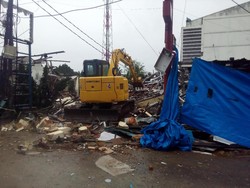 Tiba di Lokasi, Backhoe Mulai Singkirkan Puing Ledakan PHD Bekasi