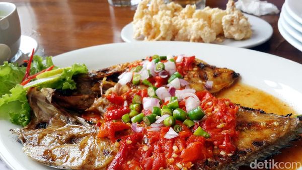 Pedasnya Ikan Aji-aji Bakar Rica dengan Taburan Irisan Cabai Rawit Khas Makassar