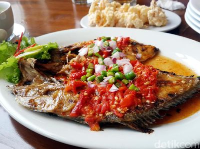 Pedasnya Ikan Aji-aji Bakar Rica dengan Taburan Irisan Cabai Rawit Khas Makassar