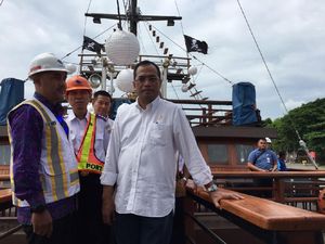 Budi Karya Rapat di Atas Kapal Bajak Laut