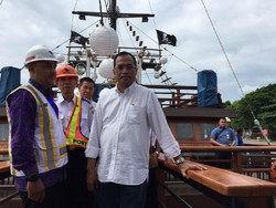 Budi Karya Rapat di Atas Kapal Bajak Laut