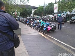 Warga Keluhkan Tarif Rp 3.000 untuk Parkir di Lapangan Gasibu Bandung