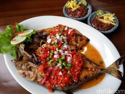 Gurih Enak Ikan Aji-aji Bakar Rica dan Bandeng Pallumara dari Restoran Legendaris